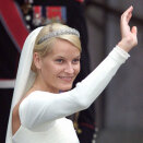 Kronprinsparet giftet seg i Oslo Domkirke 25. august 2001. Her: Bruden ankommer kirken og blir møtt av Kronprins Haakon (Foto: Lise Åserud / Scanpix)